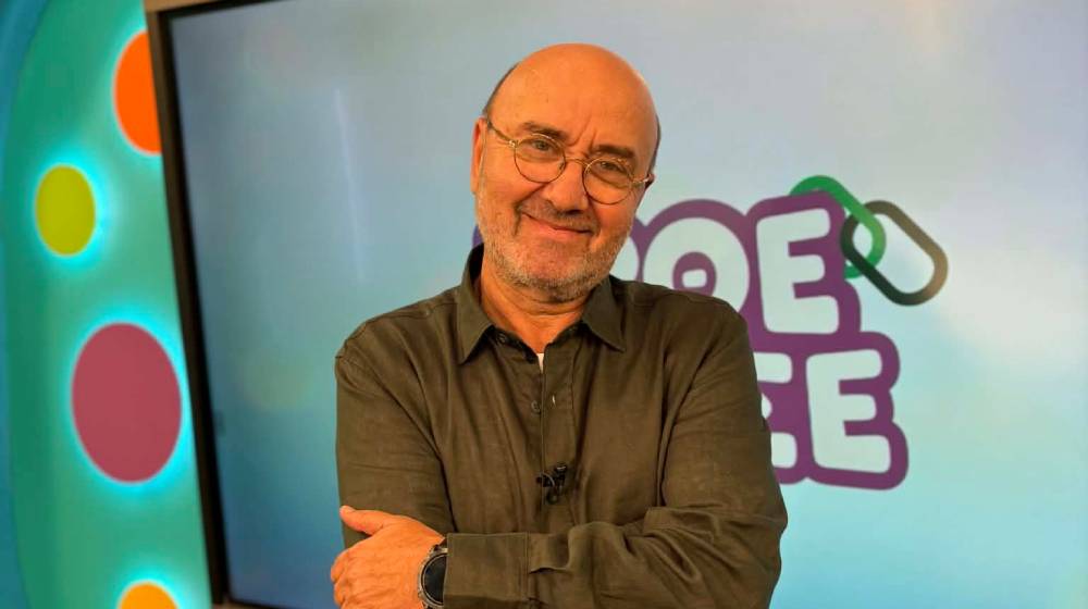 Δημητρόπουλος: Του έπεσε το δόντι on air ενώ συζητούσε με καλεσμένο του [βίντεο]