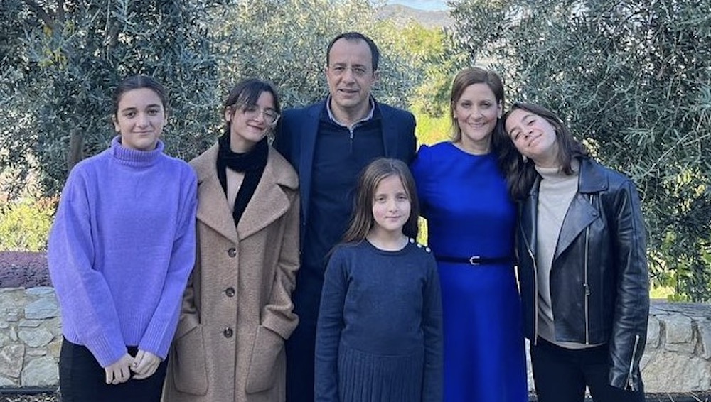 Νίκος Χριστοδουλίδης: Στο γήπεδο παρακολούθησε τον αγώνα της «Pafos FC» με τις κόρες του [εικόνα]