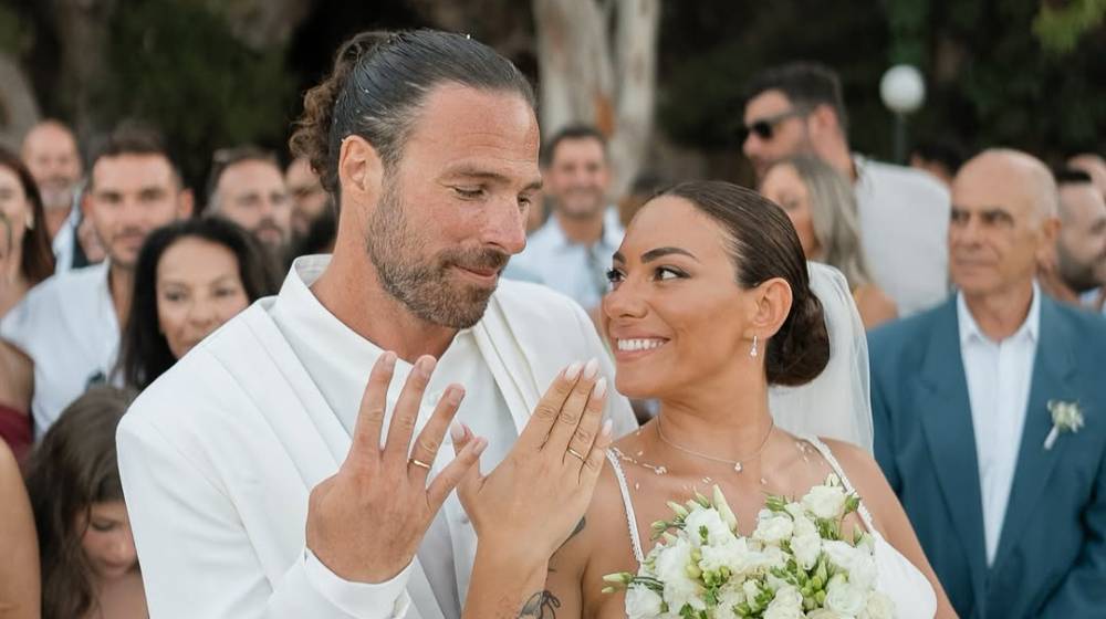 Ευρυδίκη Βαλαβάνη: Ο σύζυγος της ποζάρει κρατώντας στην αγκαλιά του τον γιο τους [εικόνα]