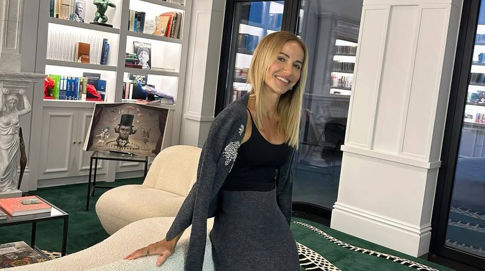 Έμιλυ Γιολίτη: Μας δείχνει το αγαπημένο της maxi dress που είναι σε έκπτωση [εικόνα & βίντεο]