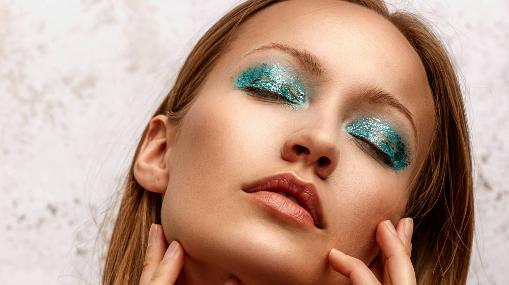 Το glitter επιστρέφει δυναμικά και πρωταγωνιστεί σε πρόσωπο, μαλλιά και νύχια