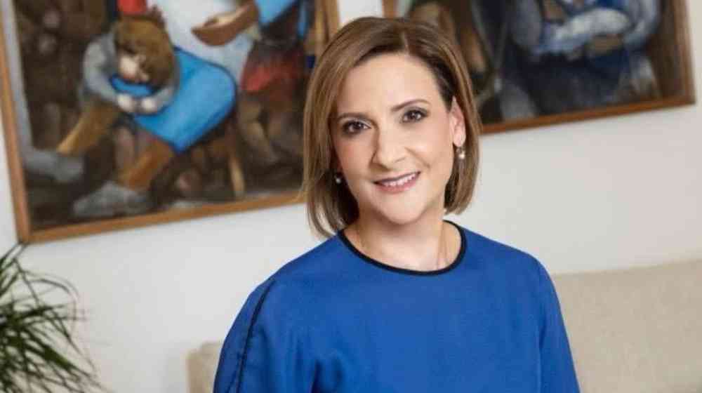 Φιλίππα Καρσερά: Το κοστούμι στο Παρίσι σε μία διαχρονική απόχρωση