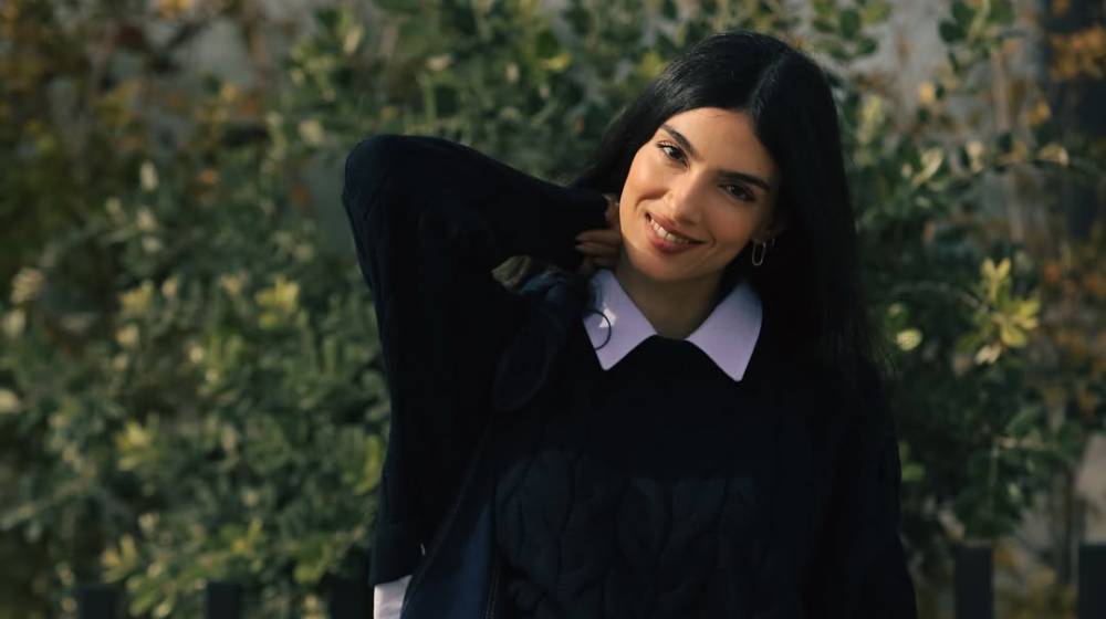 Άντρεα Κυριάκου: Το statement παντελόνι με το ιδιαίτερο print που είναι σε έκπτωση