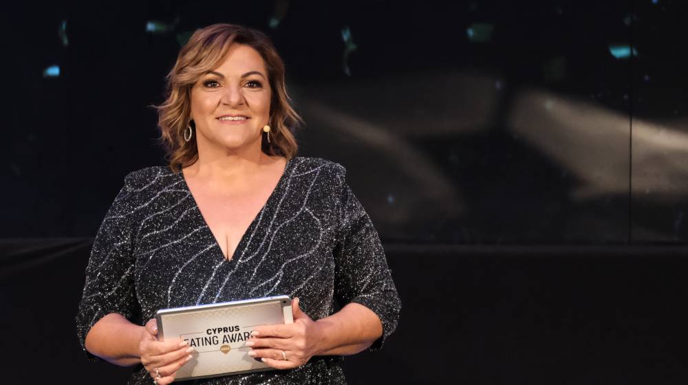 Βίκυ Σταυροπούλου: Μοίρασε σπανακόπιτα στους παρευρισκομένους στα Cyprus Eating Awards [βίντεο]