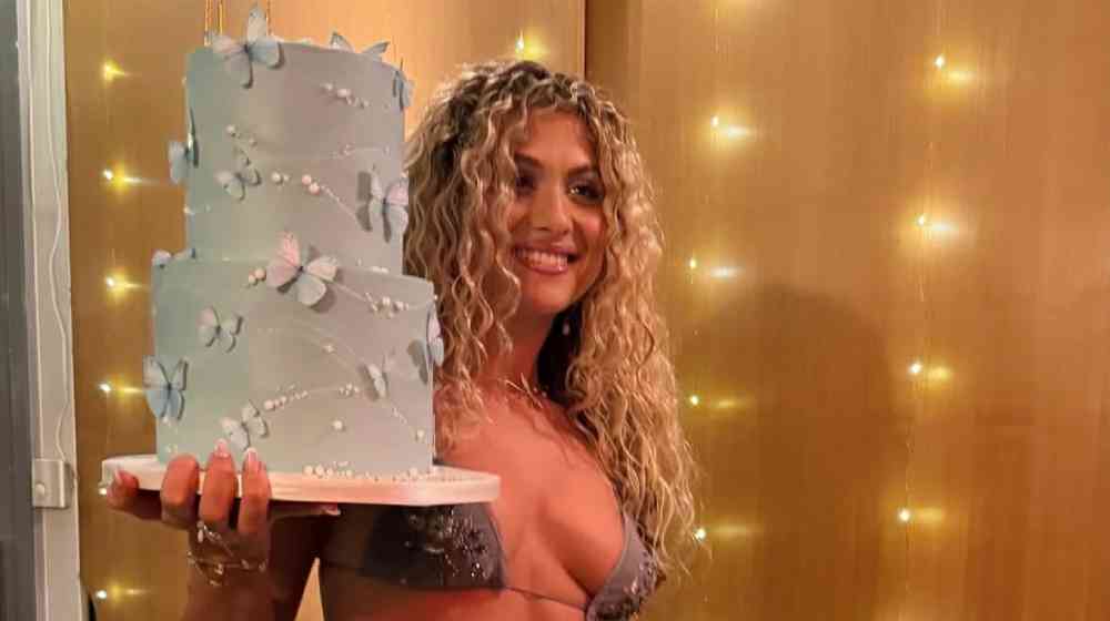 Η Antigoni γιόρτασε τα 30α της γενέθλια με εντυπωσιακή εμφάνιση και τούρτα [εικόνα & βίντεο]