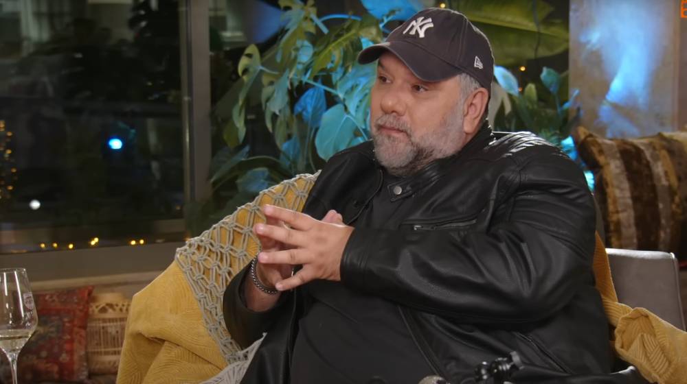 Συγκινεί ο Αρναούτογλου για τη μητέρα του: «Λέω “έλα μαμά που είσαι”. Μόνος μου μιλάω» [βίντεο]