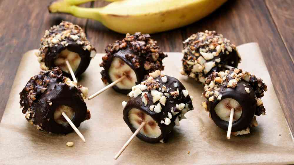 Φτιάξαμε τα υγιεινά banana & chocolate bites που προτείνει η Δούκισσα Νομικού 