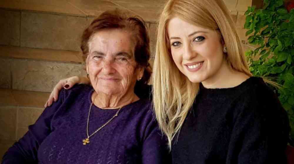 Αννίτα Δημητρίου: Μπήκε στην κουζίνα και έφτιαξε φλαούνες με τη γιαγιά της [εικόνα]