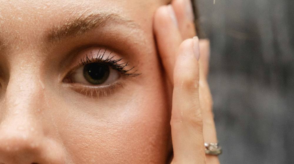 Καθαρή και λαμπερή επιδερμίδα καθημερινά: Η ρουτίνα που περιορίζει μαύρα στίγματα και ατέλειες