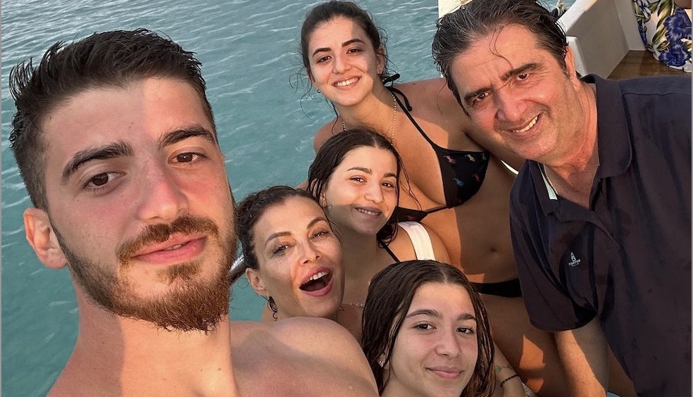 Γιώργος Τσιάκκας: Οι ευχές των κόρων του για τα γενέθλια του [εικόνες]