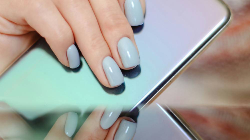 Άφησε στην άκρη το Butter Yellow: Το Sky Blue manicure είναι η πιο κομψή τάση του φετινού καλοκαιριού