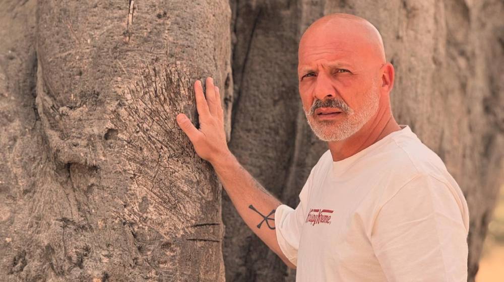Νίκος Μουτσινάς: «Μια φορά έχασα ρόλο, όχι για τη σεξουαλική μου επιλογή αλλά για τη φαλακροποίηση» [βίντεο]