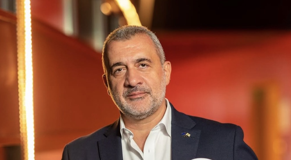 Λουκάς Φουρλάς: Καλοκαιρινή βόλτα με τον 17χρονο γιο του, Ιάσονα, στη θάλασσα [εικόνα]