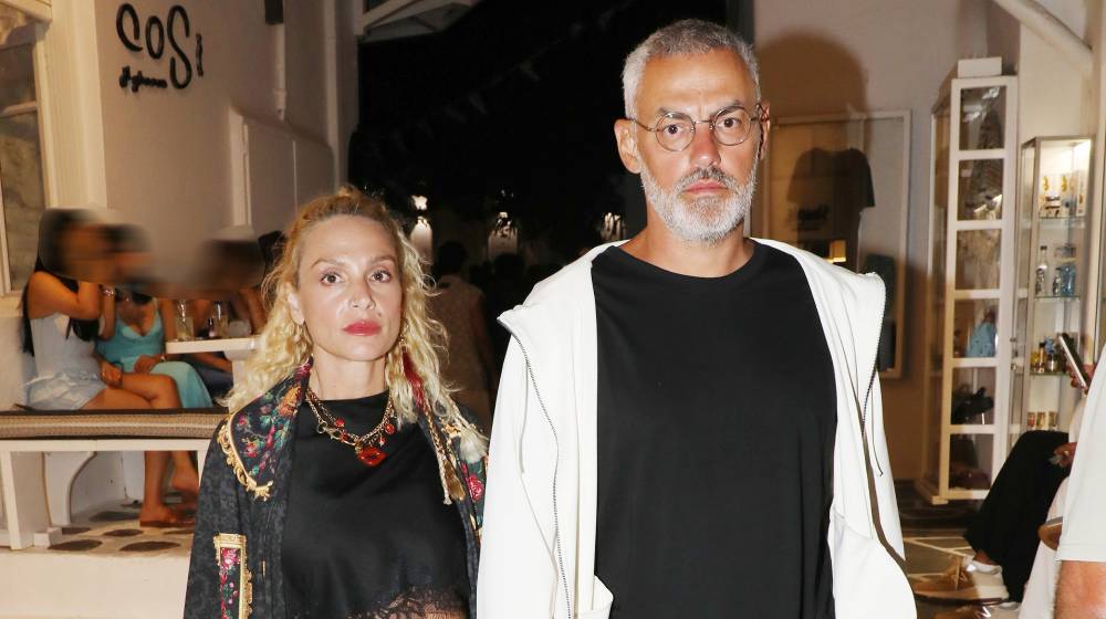Ελεωνόρα Ζουγανέλη - Νίκος Συρίγος Βόλτα στα σοκάκια της Μυκόνου χέρι - χέρι [βίντεο]