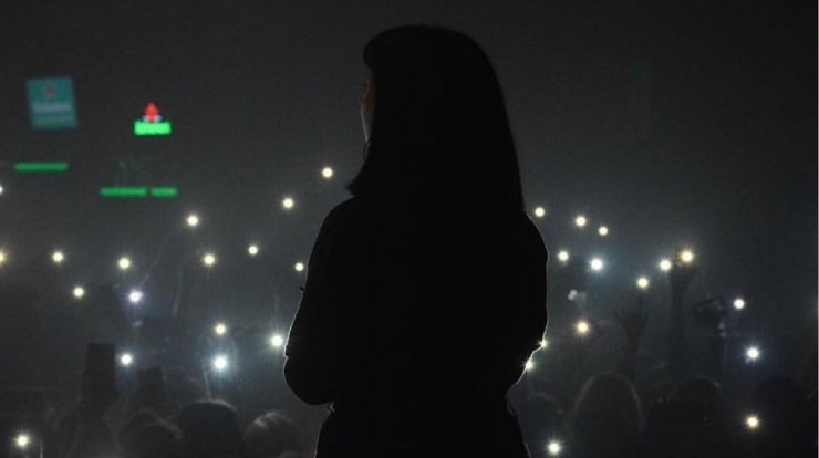 Η απάντηση Ελληνίδας τραγουδίστριας στον σάλο για το τραγούδι στην τεφροδόχο της μαμάς της 