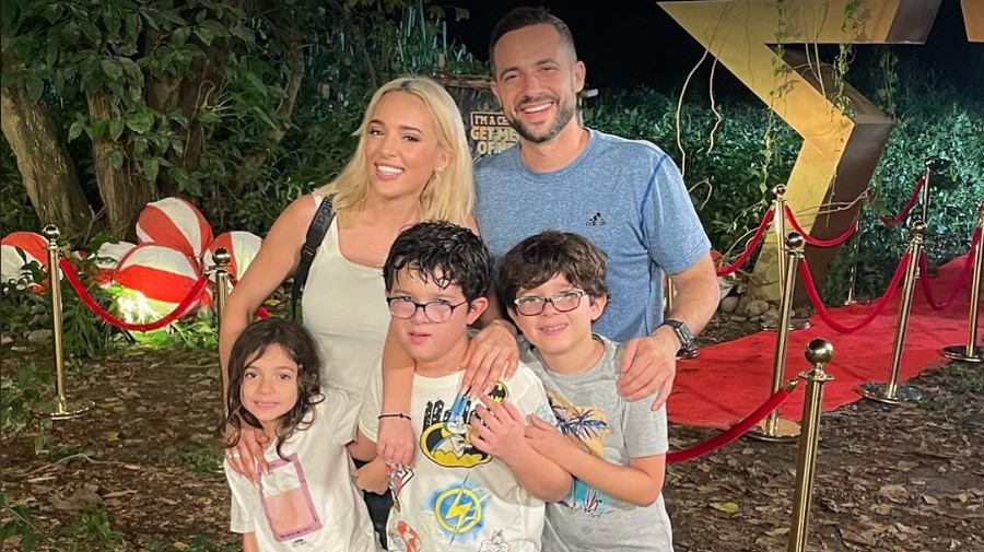 Η Καλομοίρα με τα παιδιά της στα χιόνια και το έλαφι που πέρασε από πίσω τους [βίντεο]