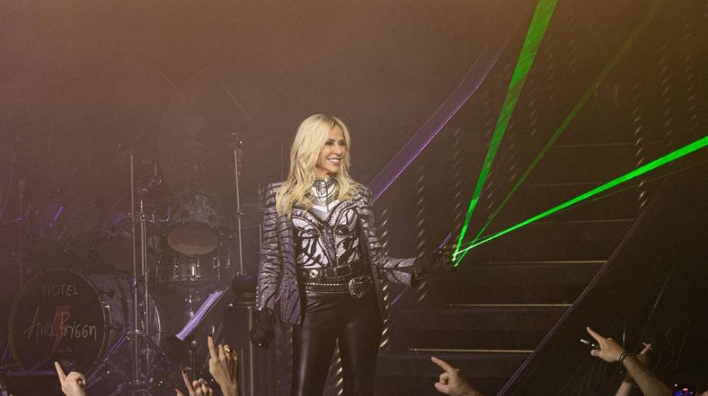 Γνωστός Κύπριος μπήκε στο καμαρίνι της Βίσση και την πέτυχε με την πετσέτα στα μαλλιά [εικόνες]