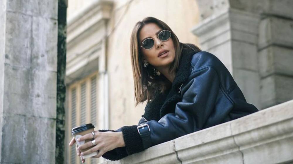 Κωνσταντίνα Ευριπίδου: Επανέφερε στο look της ένα από τα πιο χαρακτηριστικά head pieces των 90s 