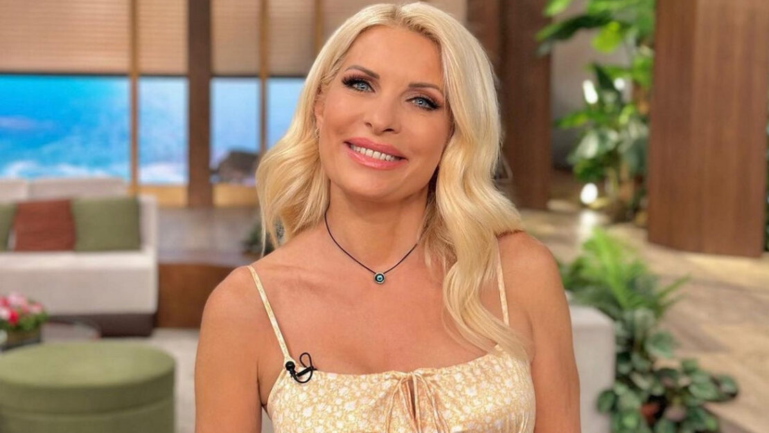 Ελένη Μενεγάκη: Η πρώτη φωτογραφία της για φέτος με μπικίνι - Ξαπλωμένη σε παραλία στην Άνδρο