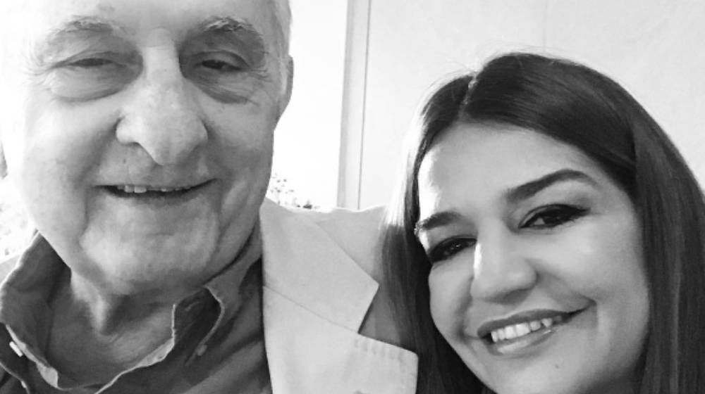 Ελίνα Θεοδότου: Τραγούδησε στα 90α γενέθλια του παππού της κι εκείνος την απόλαυσε συγκινημένος