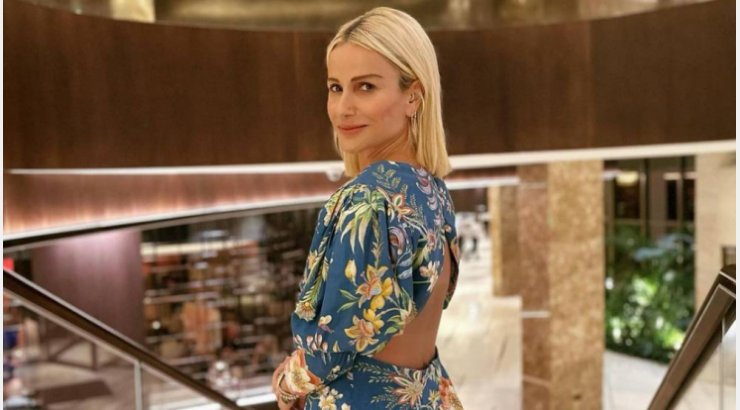 Έμιλυ Γιολίτη: Το ladylike total black look της