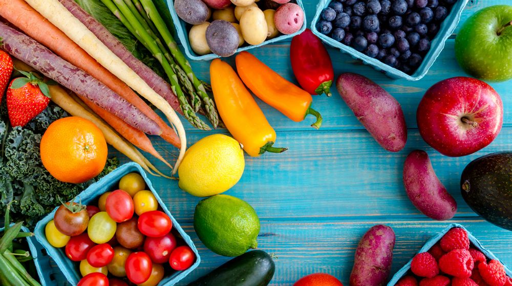Фрукты овощи на ц. Овощи и фрукты. Овощи и фрукты на столе. Человек с овощами и фруктами. Фотообои для столовой фрукты овощи.