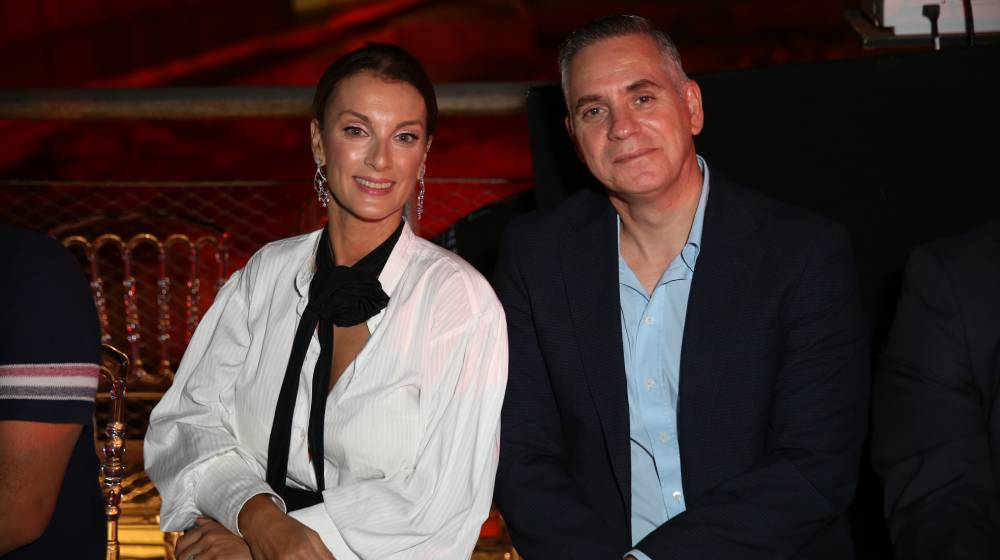 Ο Νικόλας Παπαδόπουλος έπαιξε το “Ζεϊμπέκικο της Ευδοκίας” στην κιθάρα το βράδυ του Αγίου Βαλεντίνου [βίντεο]