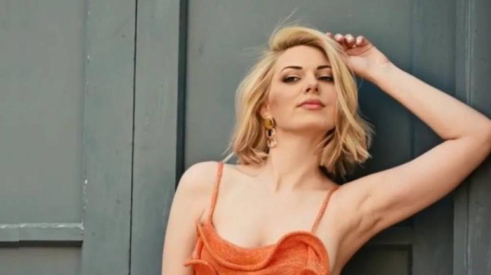 Δήμητρα Μακρυγιάννη: Με υπέροχη maxi δημιουργία της Έφης Παπαϊωάννου