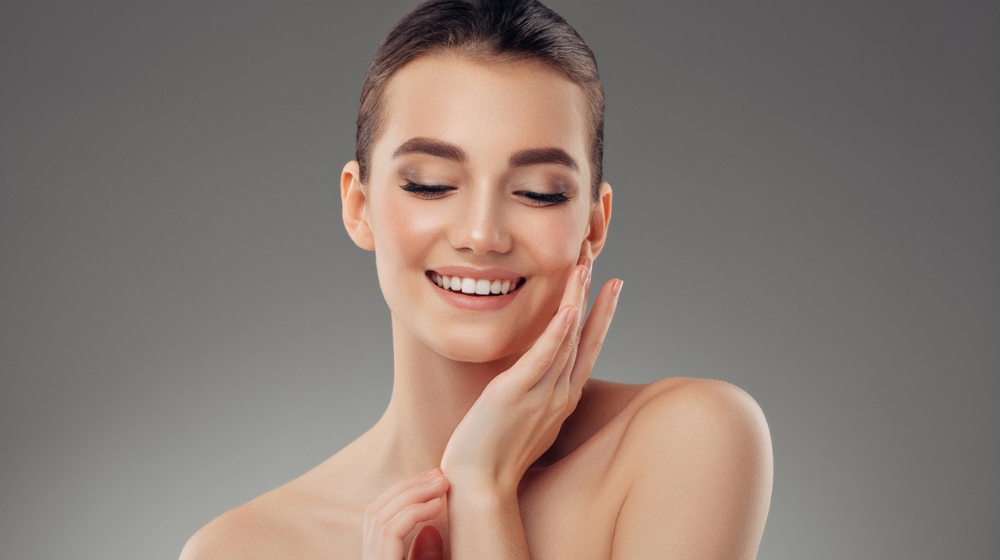 Glowy skin: Η ρουτίνα περιποίησης που θα αναζωογονήσει άμεσα το δέρμα σου πριν το ρεβεγιόν