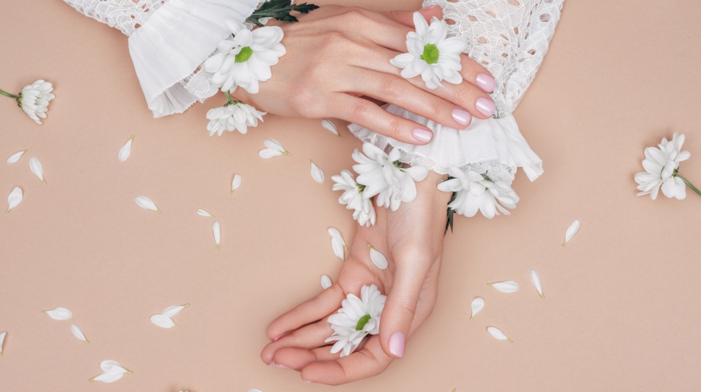 10 nail arts με ζωηρά χρώματα και φλοράλ σχέδια που θα σε βάλουν σε ανοιξιάτικο mood