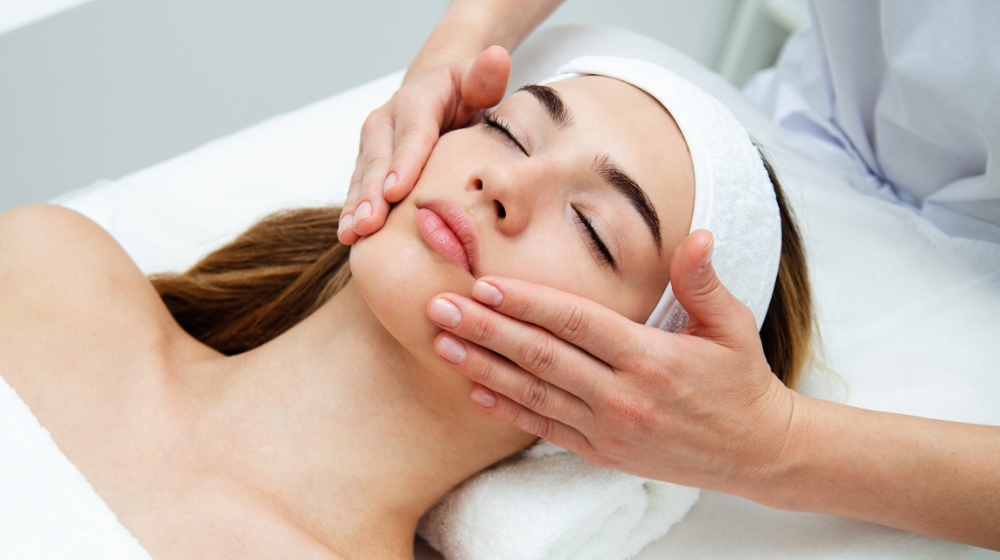 4 μύθοι και αλήθειες για τον επαγγελματικό καθαρισμό του προσώπου