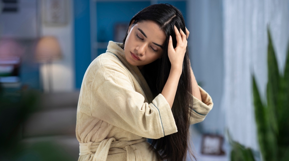 Oily hair: 3 τρόποι για να μείωσεις τη λιπαρότητα στα μαλλιά σου