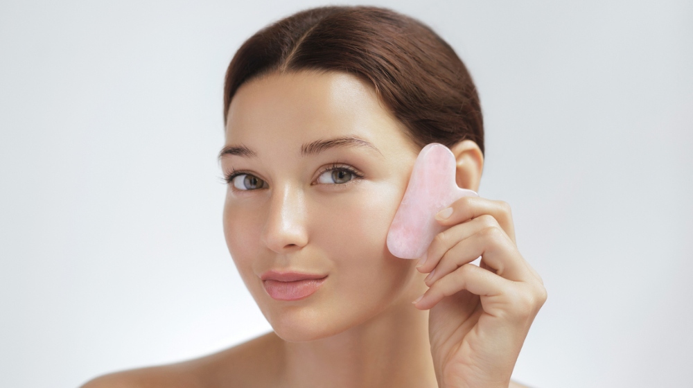 Beauty tools: Τα 5 οφέλη του μασάζ προσώπου με Gua Sha