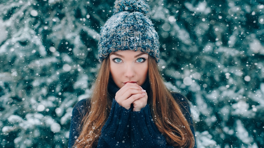 5 beauty προϊόντα που δεν πρέπει να λείπουν από τη τσάντα σου το χειμώνα
