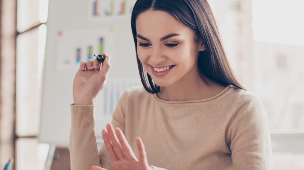 Ανανέωσε το μανικιούρ σου για το 2024 με υπέροχα χρώματα και σχέδια