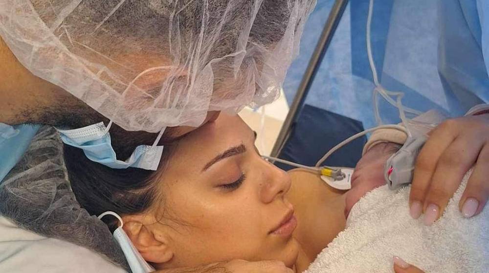 Γρηγόρης Κάστανος: Κρατώντας τον νεογέννητο γιο του κατά το εξιτήριο από το μαιευτήριο [εικόνα & βίντεο]