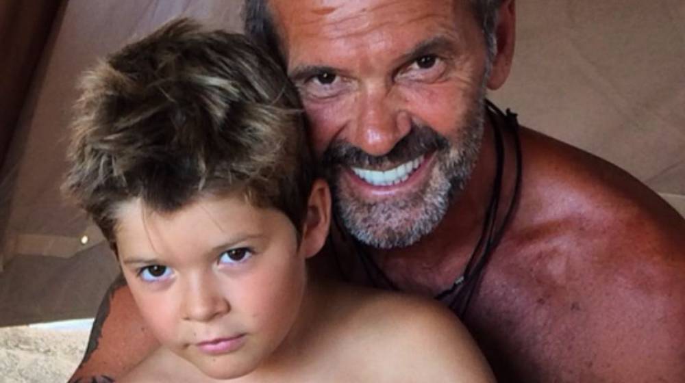 Πέτρος Κωστόπουλος: Ο γιος του μεγάλωσε και έγινε ένας κύριος με κοστούμι και παπιγιόν [εικόνα]