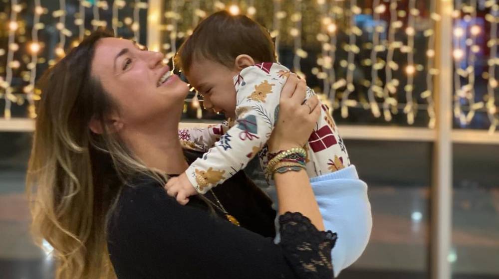 Κρίστυ Παπαδοπούλου: Ο γιος της κοιμάται στο πλευρό της και είναι ό,τι πιο χαριτωμένο θα δεις σήμερα