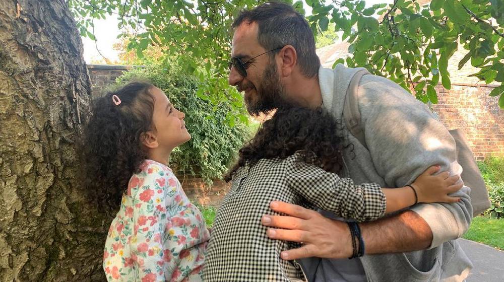 Λώρης Λοϊζίδης: Εκτός Κύπρου οικογενειακώς για τις γιορτές [βίντεο]