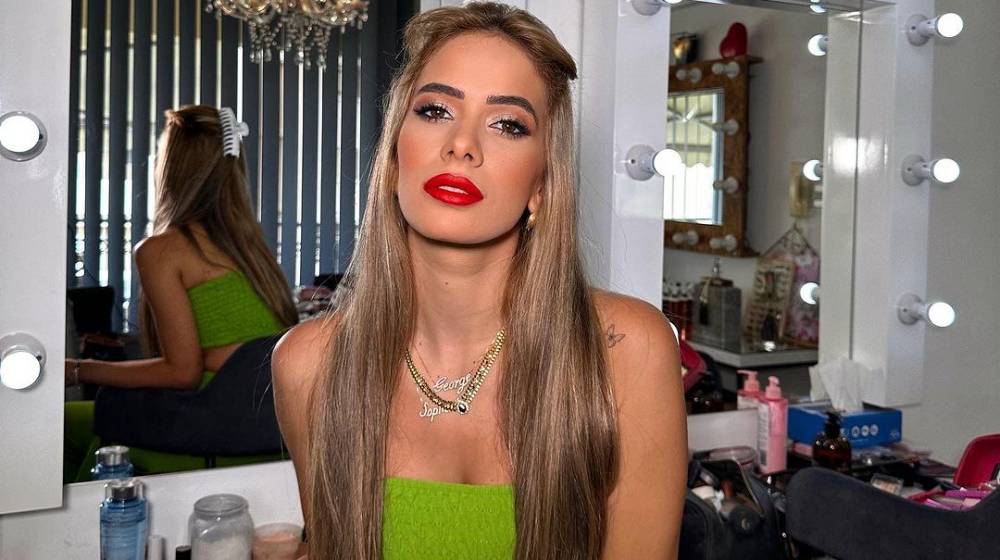 Πώς θα φορέσεις το κόκκινο καλσόν όπως οι fashionistas του νησιού