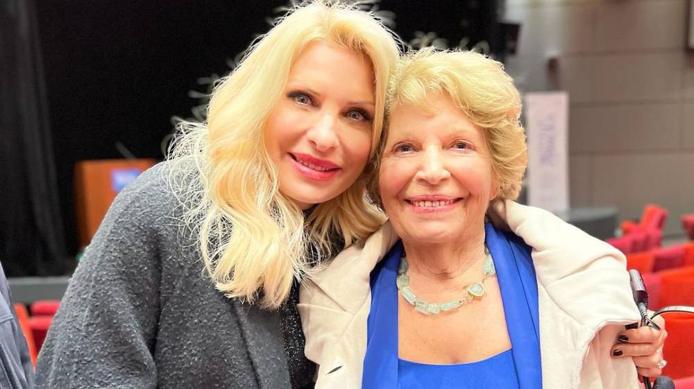 Ελένη Μενεγάκη: Περήφανη και συγκινημένη στη βράβευση της θείας της [εικόνες]