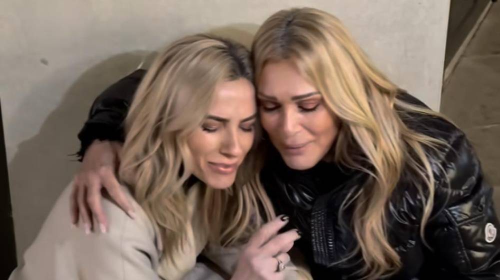 Έφη Παπαϊωάννου – Νατάσα Θεοδωρίδου: Τραγουδούν αγκαλιασμένες καθισμένες στο πεζοδρόμιο [βίντεο]