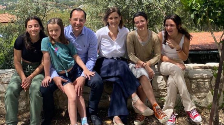 Η οικογενειακή φωτογράφηση για Χριστοδουλίδη - Καρσερά - "Από την οικογένεια μας στη δική σας"  [εικόνα]