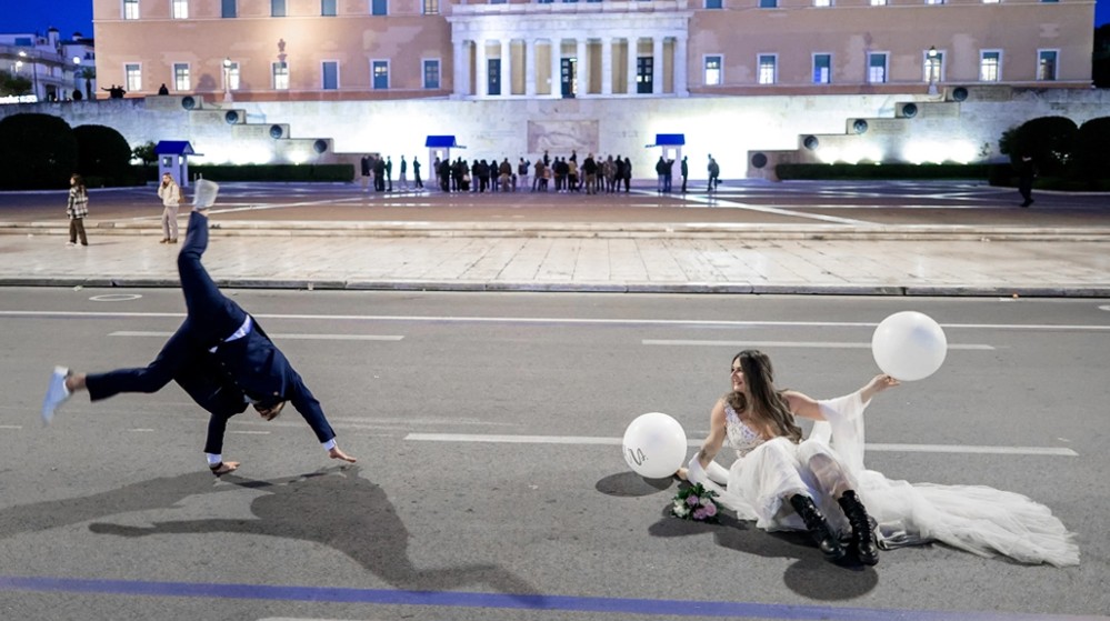 O Γιώργος και η Μόνικα πόζαραν στους άδειους δρόμους της Αθήνας με φόντο τη Βουλή και έγιναν viral 
