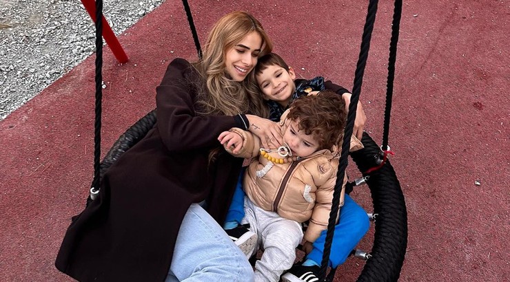 Mαρία Κορτζιά: Στην παιδική χαρά με τα παιδιά της - Αποχαιρετούν τον Πιέρο που φεύγει μόνος για Ιαπωνία