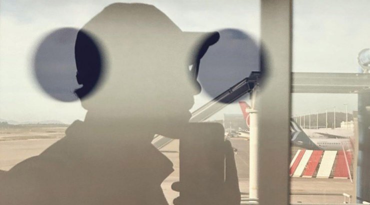 Κύπριος ηθοποιός ποζάρει ολόγυμνος φορώντας τις μαύρες γόβες του [εικόνες]