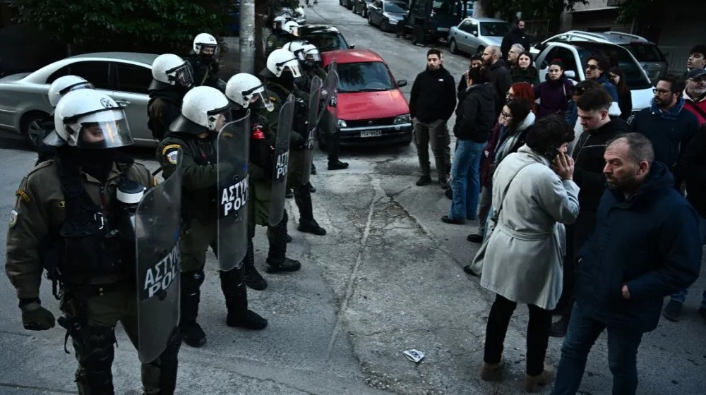 Συνελήφθη Ελληνίδα δημοσιογράφος μετά από έξωση παρουσία των ΜΑΤ - Πολίτες έξω από το σπίτι της