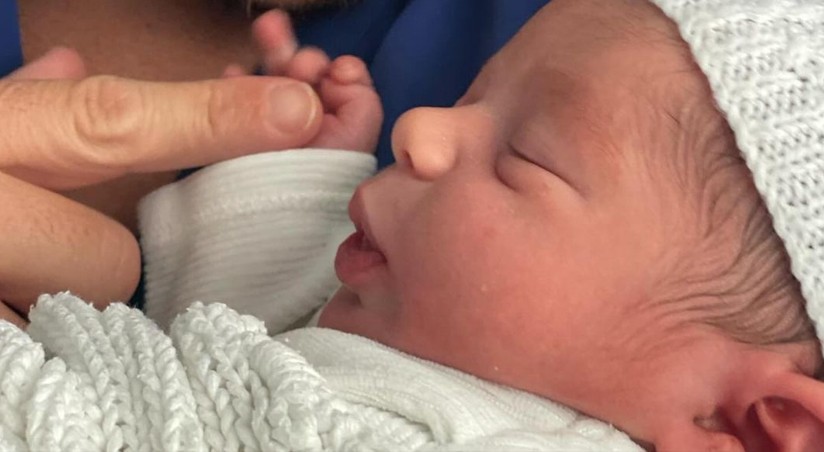 Κύπριος τραγουδιστής και η πανέμορφη σύζυγος του μόλις απέκτησαν το τρίτο τους παιδί [εικόνες]