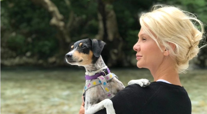 Βίβιαν Κανάρη: Οι στιγμές στην παραλία με τους σκύλους της [εικόνες]