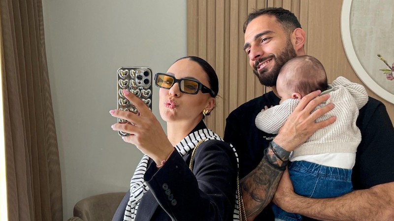 Γρηγόρης Κάστανος - Ραφαέλλα Παύλου: Ποζάρουν στο Positano με τον τριών μηνών γιο τους 